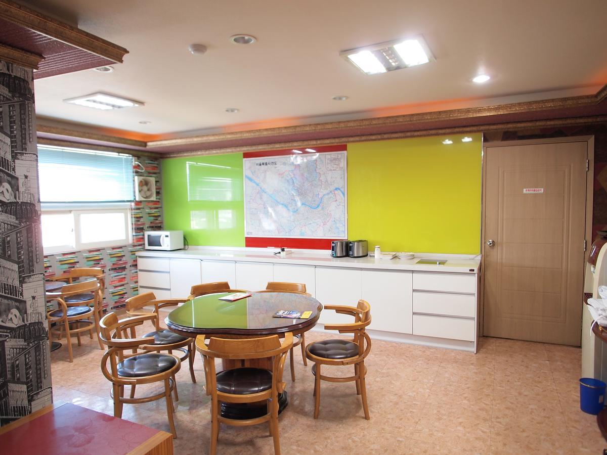 Auberge de jeunesse J *